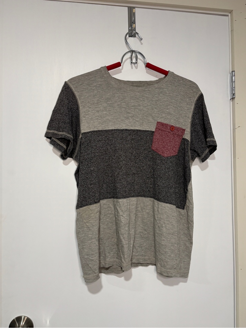 Men's Grey & Charcoal Colorblock Short-Sleeve Tee with Red Pocket